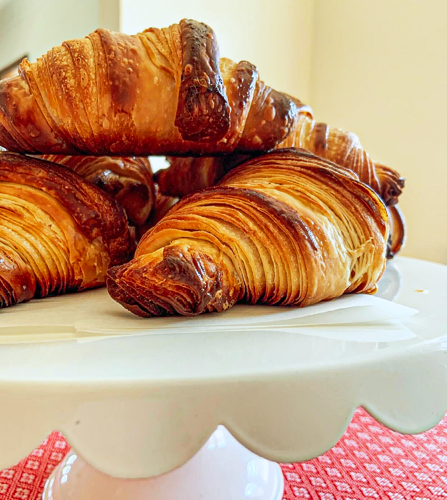 dessertPerson-croissants-LK-2.png